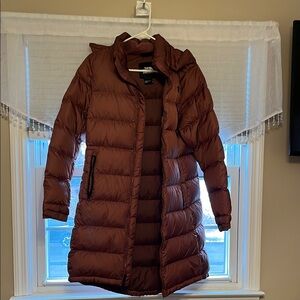 The North Face Brown Puffer Jacket with High Collar and Fitted Silhouette